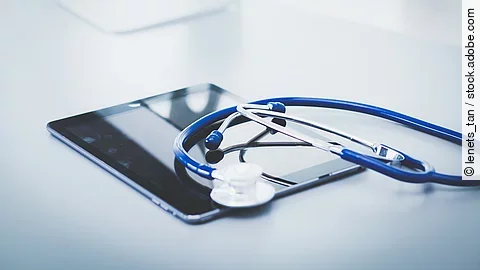 Digitalisierung Ein Stethoskop liegt auf einem Tablet.