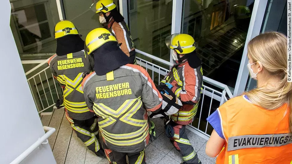 Evakuierungsübung Caritas-Krankenhaus St. Josef Evakuierungsübung Caritas-Krankenhaus St. Josef