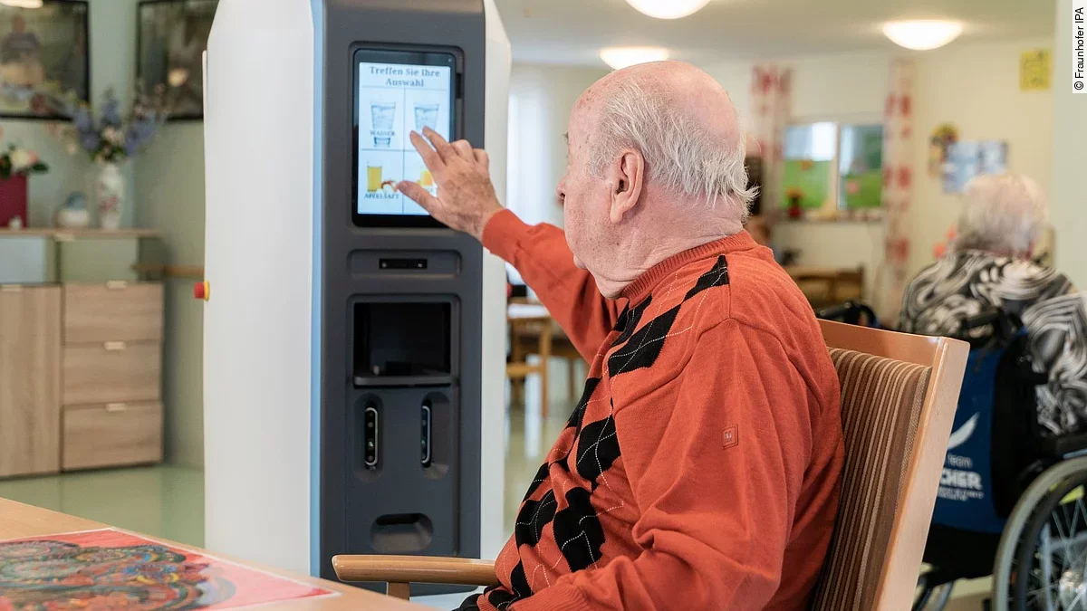 Patient mit Roboter-Serviceassistent von Fraunhofer