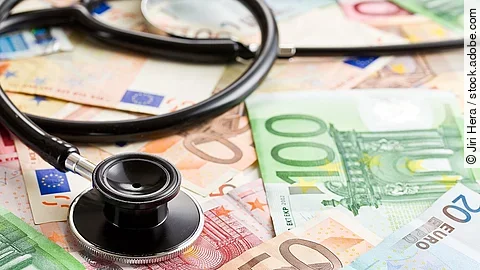 Banknoten Mehrere Banknoten liegen verteilt und auf ihnen ein Stethoskop.