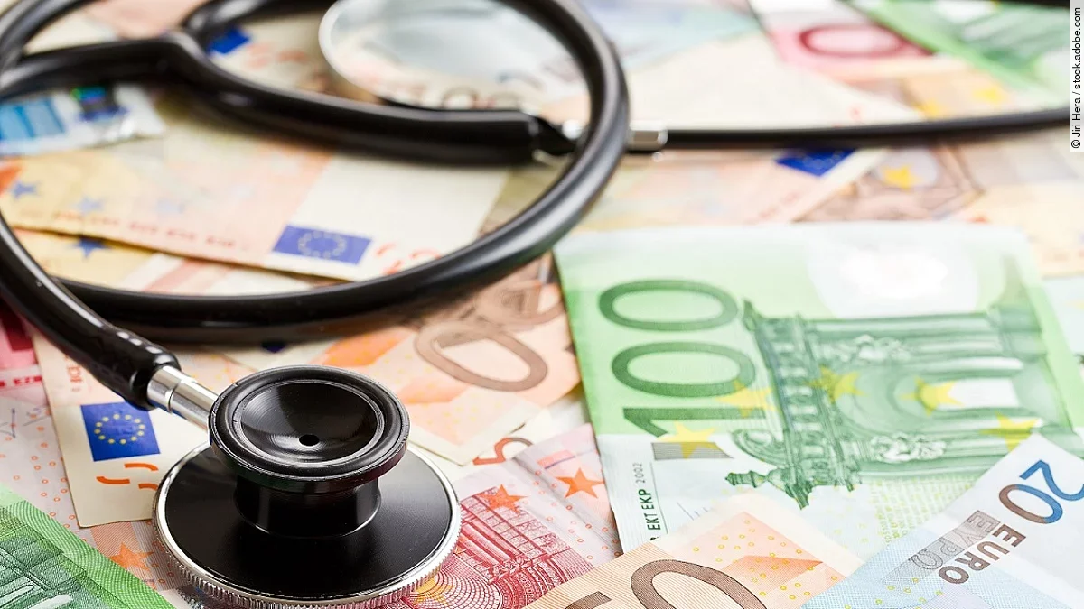 Banknoten Mehrere Banknoten liegen verteilt und auf ihnen ein Stethoskop.