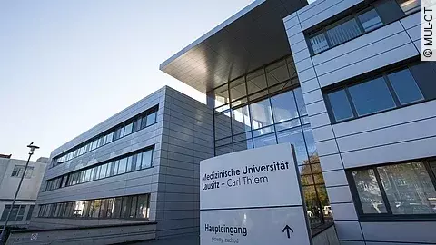 Haupteingang Medizinische Universität Lausitz Haupteingang Medizinische Universität Lausitz