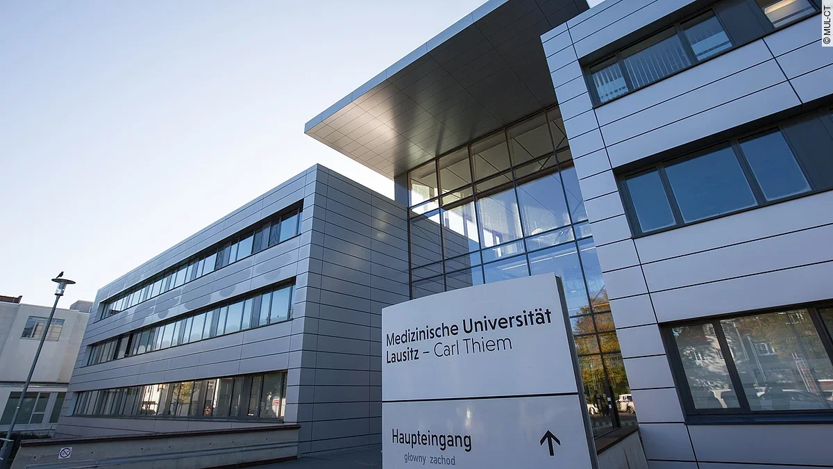 Haupteingang Medizinische Universität Lausitz