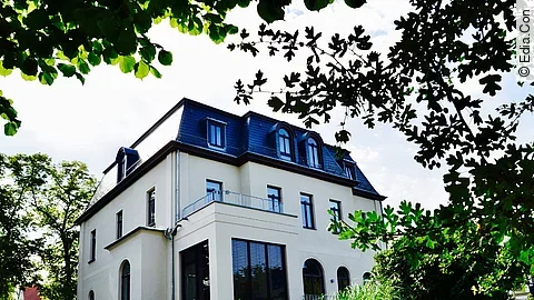 Holding Gebäude Edia.Con