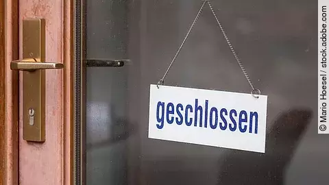 Ladentür mit "Geschlossen"-Schild