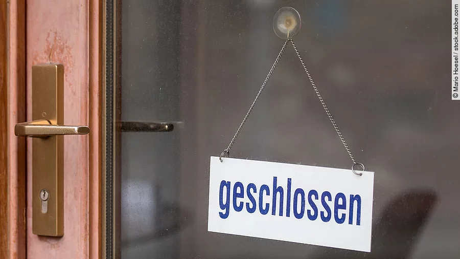 Geschlossen Ladentür mit "Geschlossen"-Schild