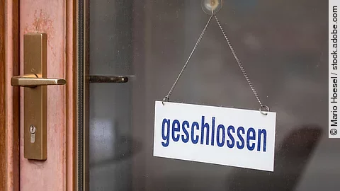 Ladentür mit "Geschlossen"-Schild