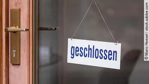 Ladentür mit "Geschlossen"-Schild