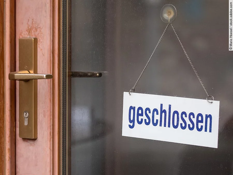 Ladentür mit "Geschlossen"-Schild