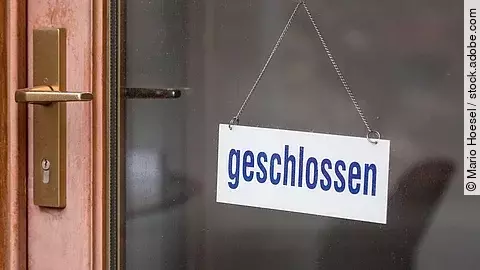 Ladentür mit "Geschlossen"-Schild
