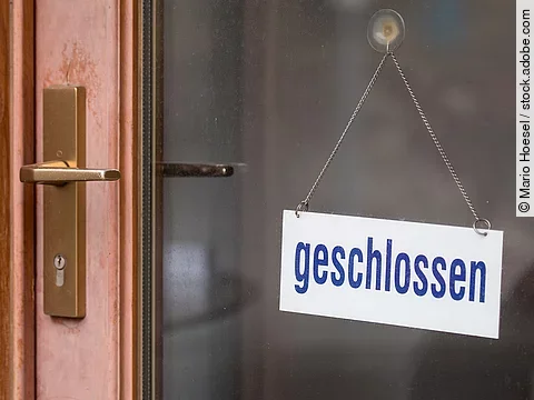 Ladentür mit "Geschlossen"-Schild