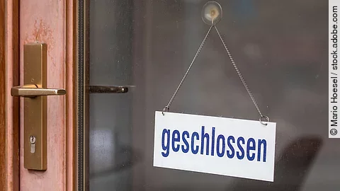 Ladentür mit "Geschlossen"-Schild
