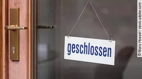 Ladentür mit "Geschlossen"-Schild