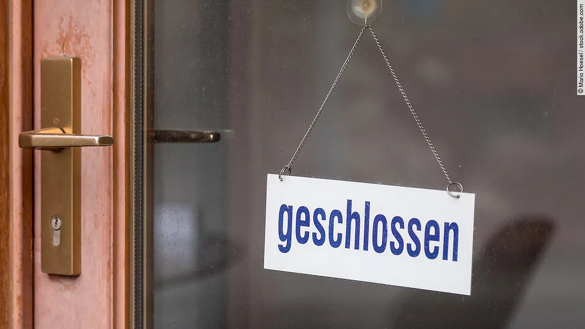 Ladentür mit "Geschlossen"-Schild
