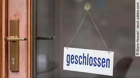 Ladentür mit "Geschlossen"-Schild