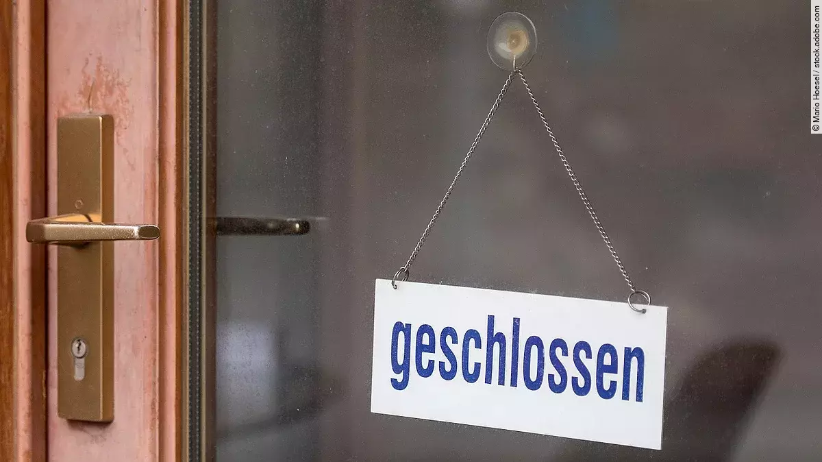 Ladentür mit "Geschlossen"-Schild