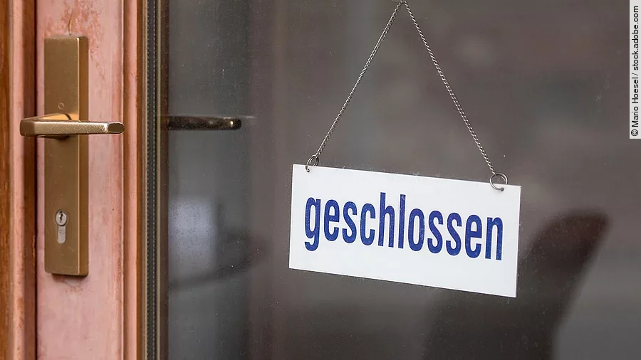 Geschlossen Ladentür mit "Geschlossen"-Schild