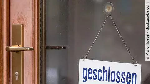 Ladentür mit "Geschlossen"-Schild
