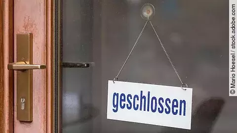 Ladentür mit "Geschlossen"-Schild