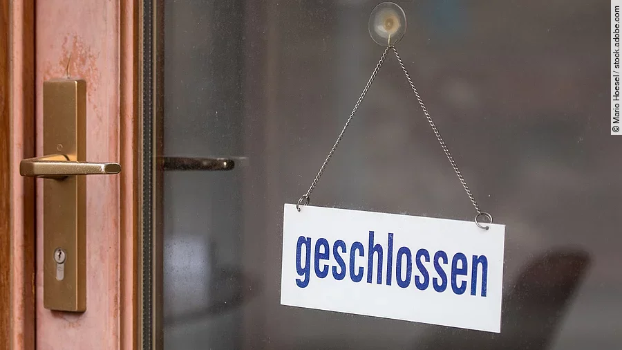 Ladentür mit "Geschlossen"-Schild