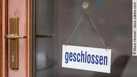 Ladentür mit "Geschlossen"-Schild
