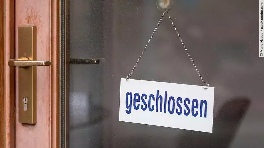 Ladentür mit "Geschlossen"-Schild