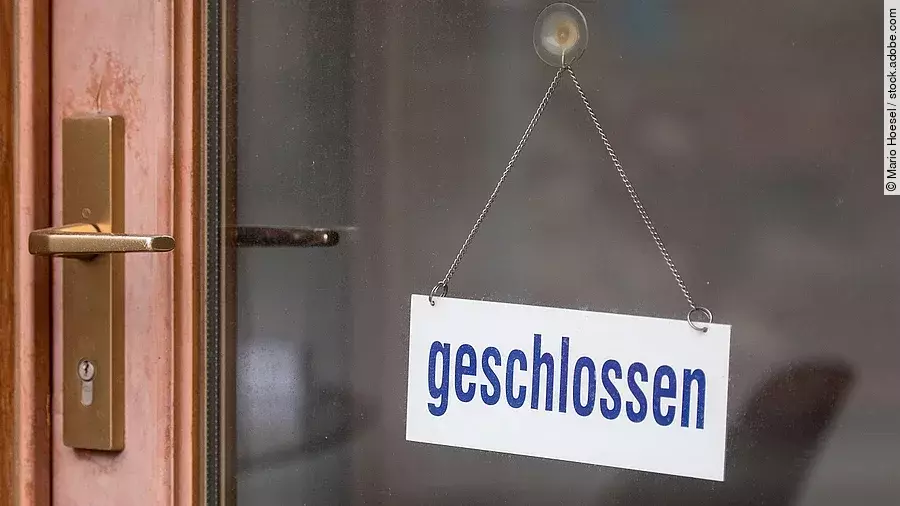 Geschlossen Ladentür mit "Geschlossen"-Schild