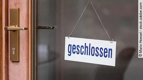 Geschlossen Ladentür mit "Geschlossen"-Schild