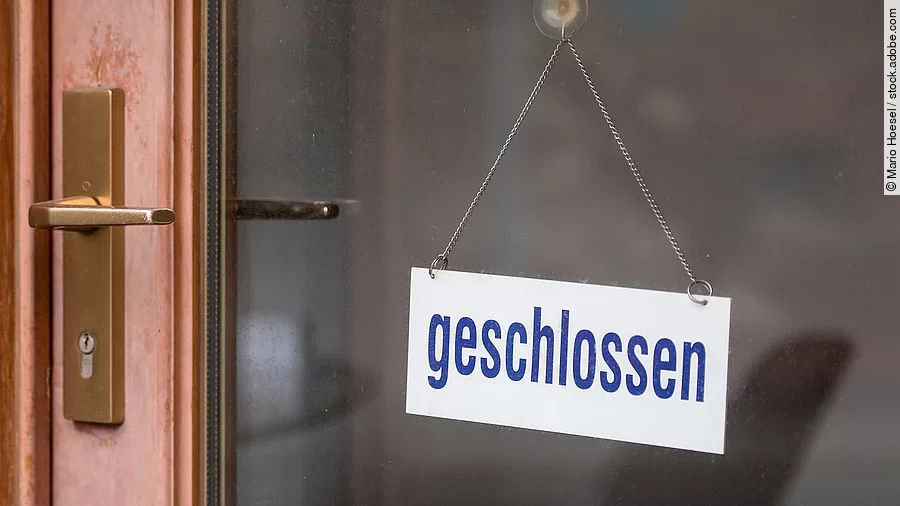 Ladentür mit "Geschlossen"-Schild