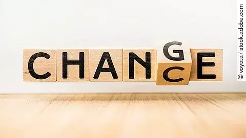 Das Wort "Change" auf Holzwürfeln gedruckt. Der Würfel mit dem Buchstabe "G" wird gedreht, es taucht der Buchstabe "C" auf. Somit entsteht das Wort "Chance".