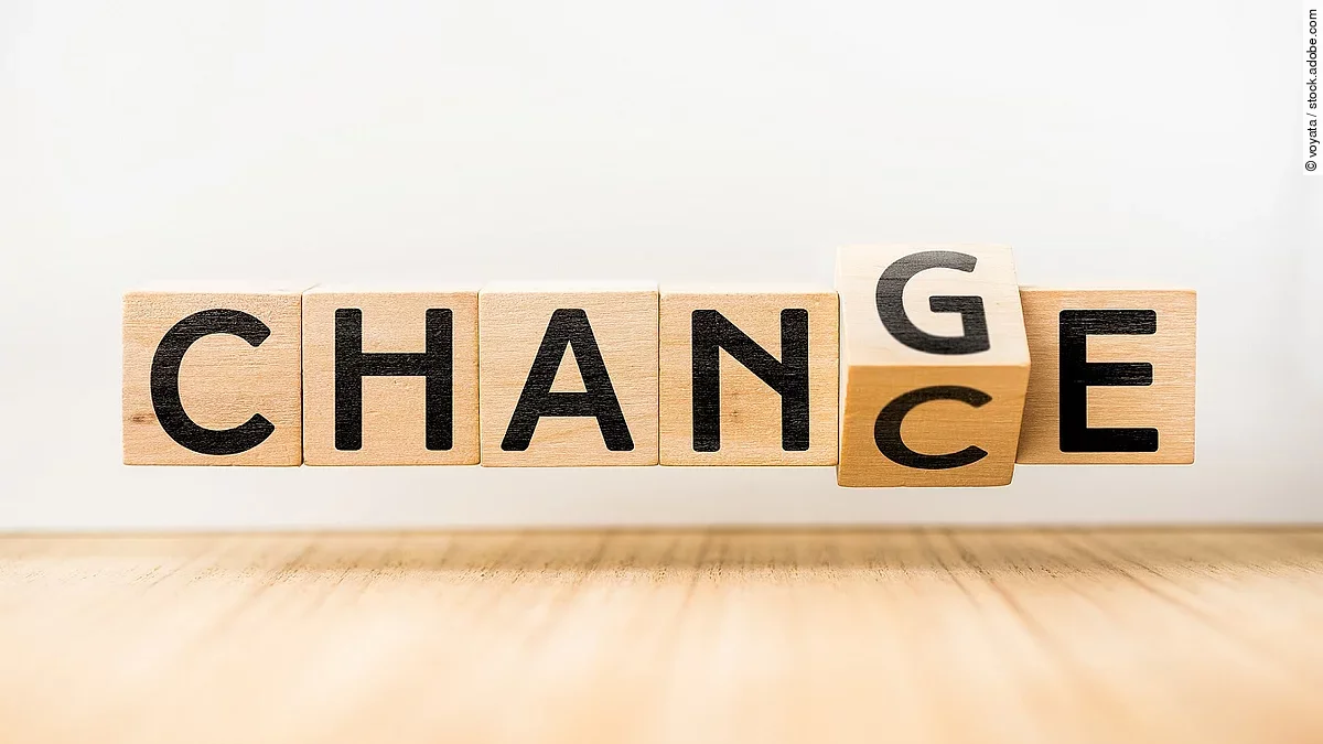 Chance Das Wort "Change" auf Holzwürfeln gedruckt. Der Würfel mit dem Buchstabe "G" wird gedreht, es taucht der Buchstabe "C" auf. Somit entsteht das Wort "Chance".