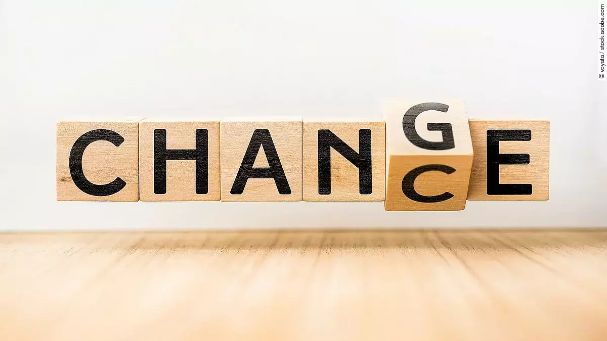 Das Wort "Change" auf Holzwürfeln gedruckt. Der Würfel mit dem Buchstabe "G" wird gedreht, es taucht der Buchstabe "C" auf. Somit entsteht das Wort "Chance".