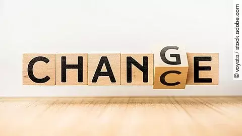 Das Wort "Change" auf Holzwürfeln gedruckt. Der Würfel mit dem Buchstabe "G" wird gedreht, es taucht der Buchstabe "C" auf. Somit entsteht das Wort "Chance".