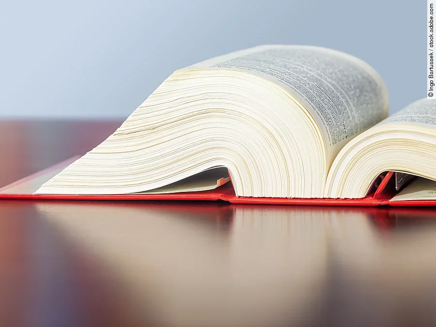 Gesetzbuch Gesetzbuch liegt aufgeschlagen auf einem Tisch.