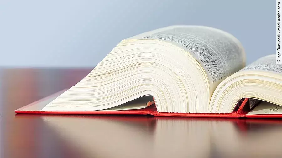 Gesetzbuch Gesetzbuch liegt aufgeschlagen auf einem Tisch.