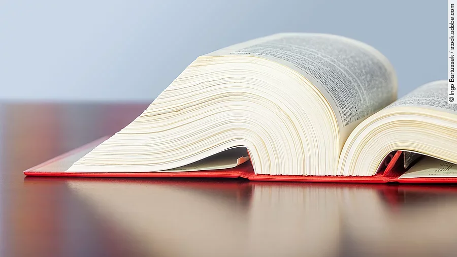 Gesetzbuch Gesetzbuch liegt aufgeschlagen auf einem Tisch.