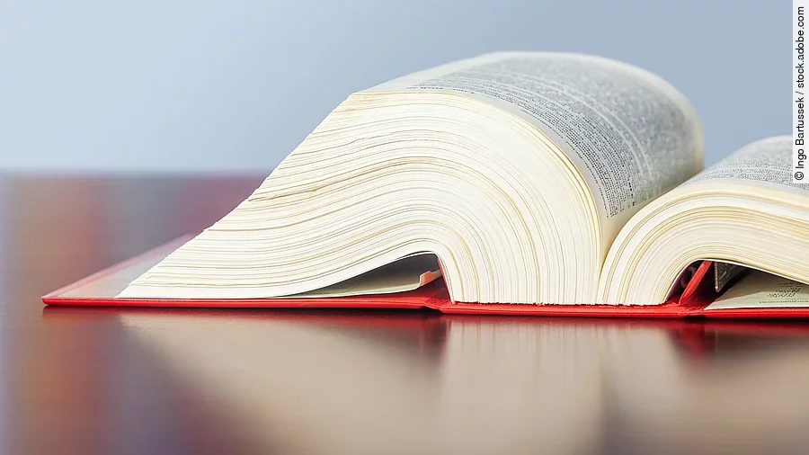 Gesetzbuch Gesetzbuch liegt aufgeschlagen auf einem Tisch.