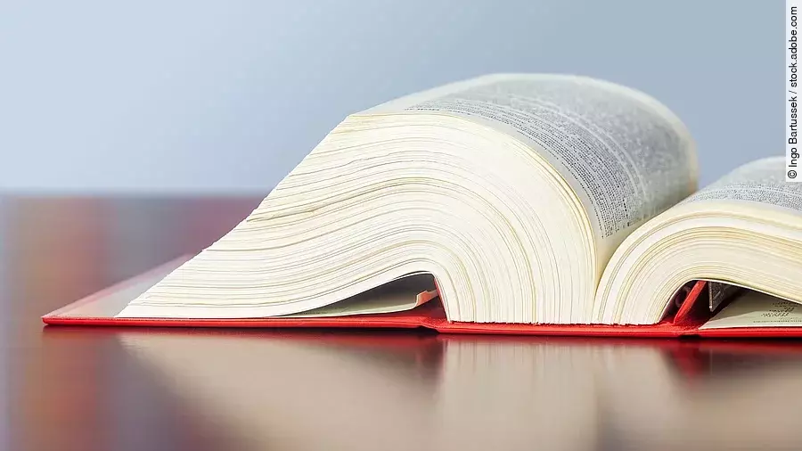 Gesetzbuch Gesetzbuch liegt aufgeschlagen auf einem Tisch.