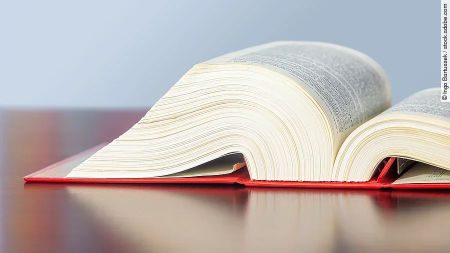 Gesetzbuch Gesetzbuch liegt aufgeschlagen auf einem Tisch.