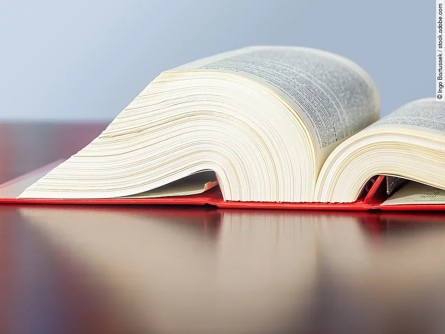 Gesetzbuch Gesetzbuch liegt aufgeschlagen auf einem Tisch.