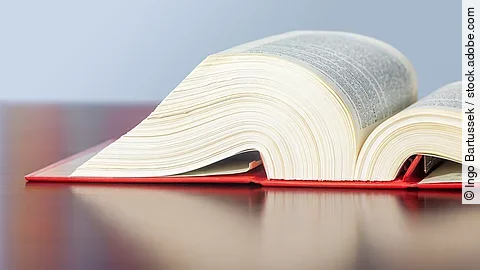 Gesetzbuch Gesetzbuch liegt aufgeschlagen auf einem Tisch.