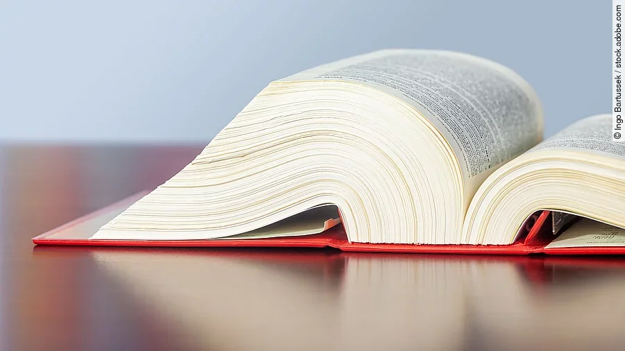 Gesetzbuch Gesetzbuch liegt aufgeschlagen auf einem Tisch.