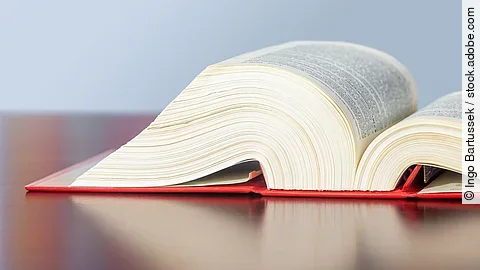 Gesetzbuch Gesetzbuch liegt aufgeschlagen auf einem Tisch.