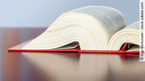 Gesetzbuch Gesetzbuch liegt aufgeschlagen auf einem Tisch.