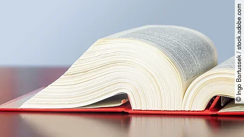 Gesetzbuch Gesetzbuch liegt aufgeschlagen auf einem Tisch.