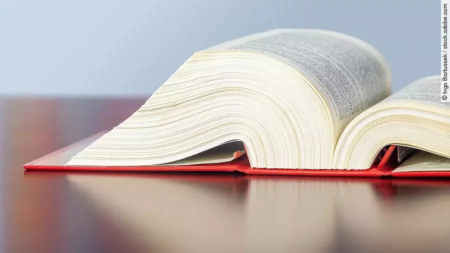 Gesetzbuch Gesetzbuch liegt aufgeschlagen auf einem Tisch.