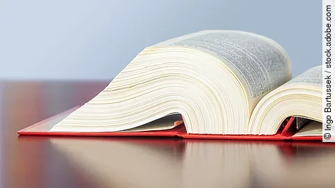 Gesetzbuch Gesetzbuch liegt aufgeschlagen auf einem Tisch.