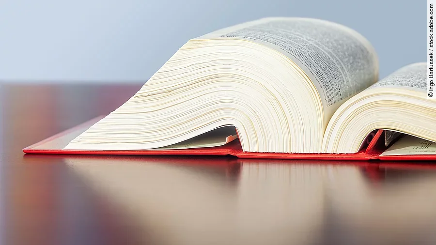 Gesetzbuch Gesetzbuch liegt aufgeschlagen auf einem Tisch.