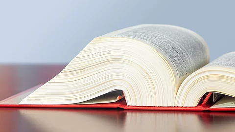 Gesetzbuch Gesetzbuch liegt aufgeschlagen auf einem Tisch.