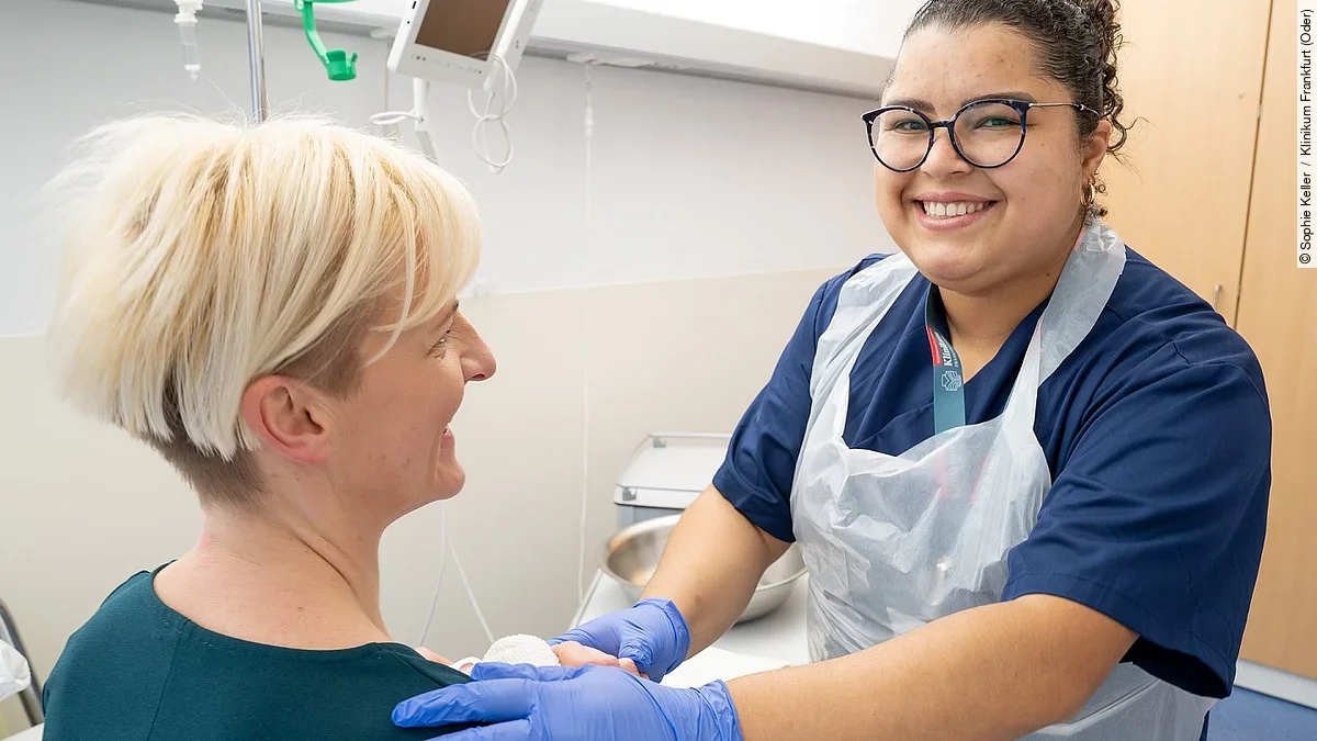 Pflegefachkraft mit Patientin